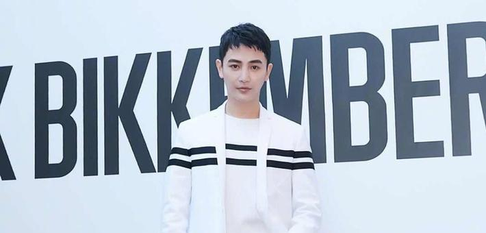 孙坚条纹西装简约率性