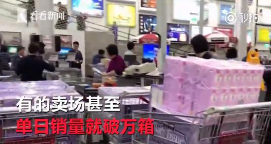囧哥:卫生纸将开始涨价，台湾民众疯狂抢购直接整箱搬