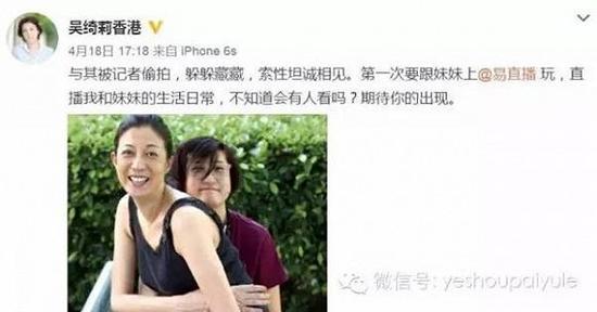 母女俩妆容自然在家中和网友互动,感觉十分美好。