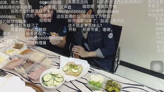 网友调侃的力度很大,甚至连身边的友人都无辜“躺枪”。