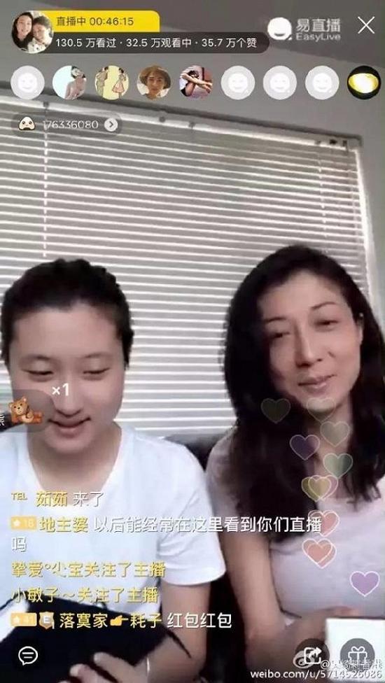 虽然被网友问了一些私密的问题,但俩人都是大方应对。而从此也反映出明星们寻求报道的方式也趋近自主化。