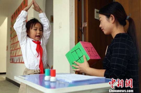 小学生正在考试