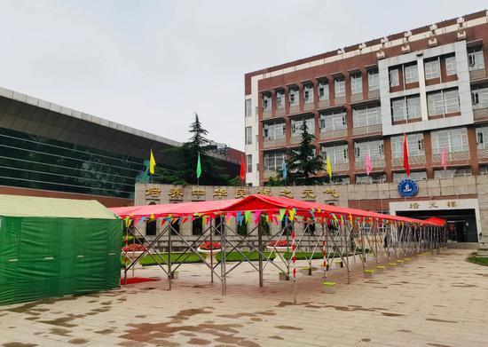 北京市第十九中学搭设雨棚(供图/学校)