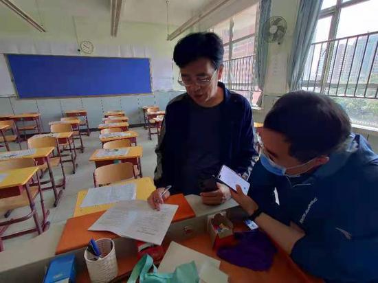 北京市第十九中学考务教师正在进行考场布置(供图/学校)