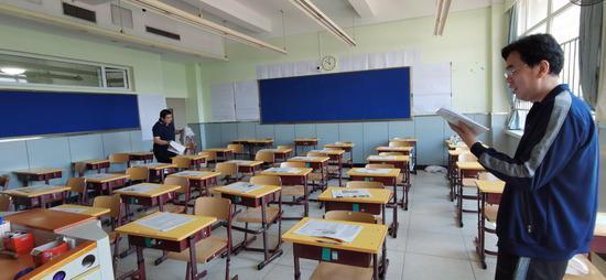 北京市第十九中学考务教师正在进行考场布置(供图/学校)
