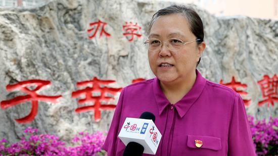 北京市第十九中学副校长、高考考务负责人万红接受中国网记者采访(拍摄/中国网记者刘昌)