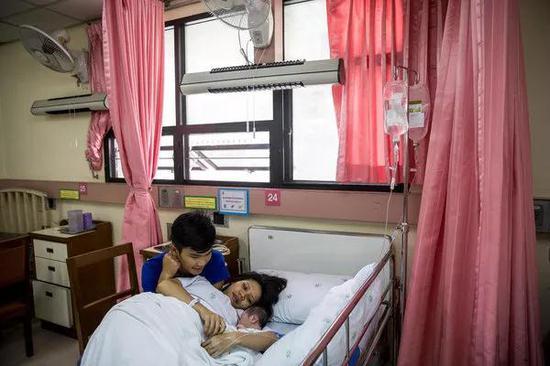图片来源于:UNICEF/Adriana Zehbrauskas Supidej Jaithon和他的妻子Nartanana抱着出生几小时的婴儿。