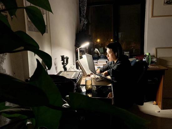 备考期间,王恒的妻子拍下的王恒半夜在电脑上做学习笔记的照片。 受访者 供图