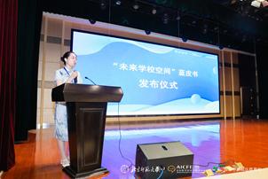 未来教育高精尖创新中心学科教育实验室常务主任李晓庆主持发布仪式