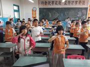 雾霾天杭州不少学校学生做起室内操