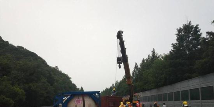装有26吨三氯甲烷的槽罐车在浙翻车 消防紧急