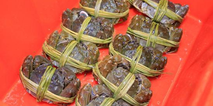 杭州捆蟹工一天捆上千只蟹 月工资达到万元以