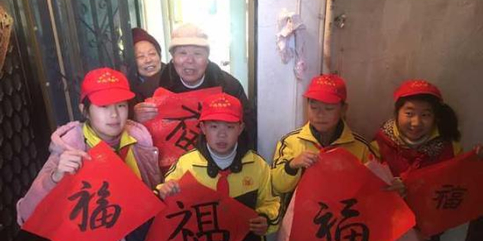 杭州小学生亲手写福字 给高龄老人送上新春祝