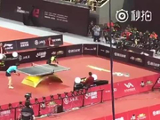 视频-冯亚兰神球丁宁惊了 球拍右手突换左手得分