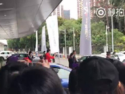 视频-马龙抵达直通赛赛场 众多球迷守候欢呼