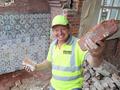 英工程队拆房发现50万元古董瓷砖(图)