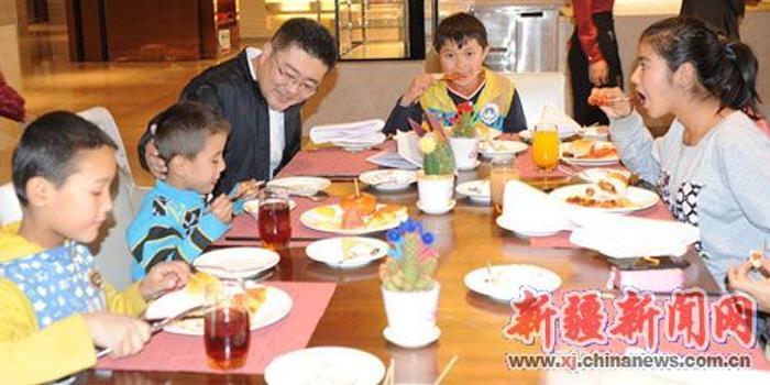 新疆喀什4名福利院孤儿在五星级酒店过生日