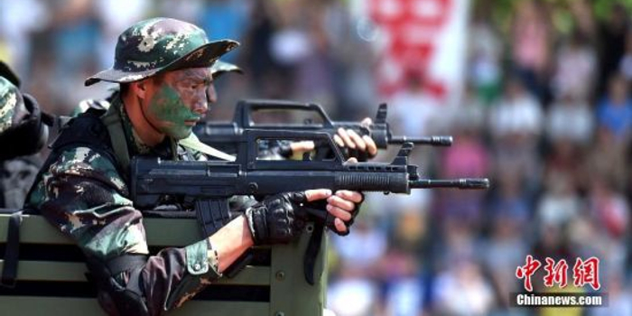 港独分子气枪狙击中年妇女 爱港人士手撕港英