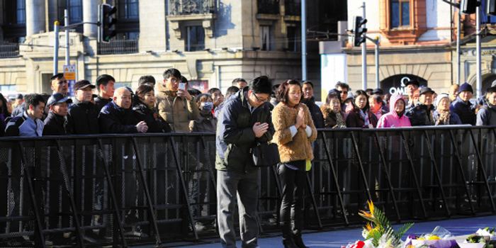 幸存者痛苦回忆上海外滩踩踏事件:3秒内倒下一