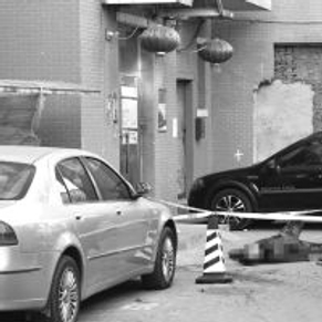 一刀劈在脖子的大动脉上，拳击教练楼门前被劈身亡