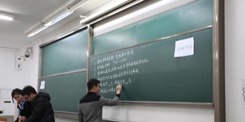 考场内考官正在板书考场规则