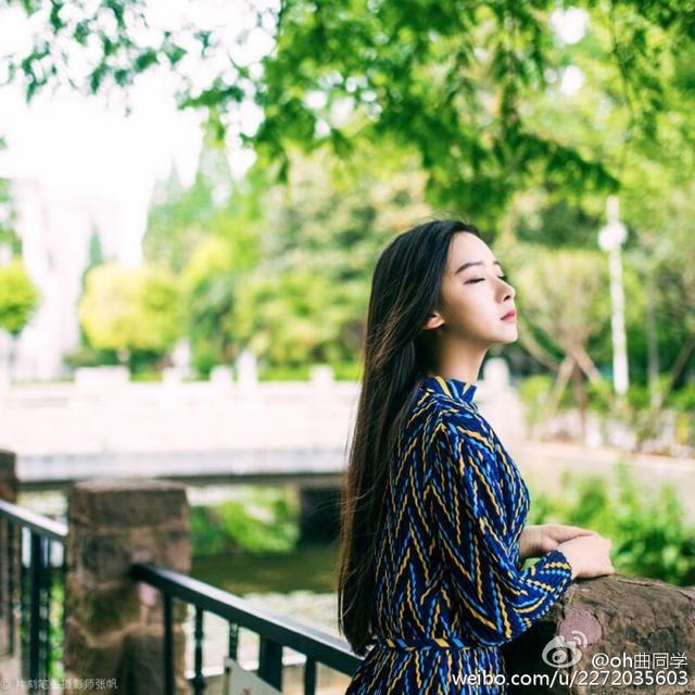 就读于武汉音乐学院的校花oh曲同学在微博晒出气质唯美写真,清新脱俗