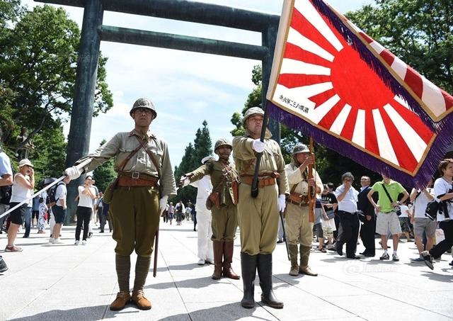 日本人扛军旗拜靖国神社