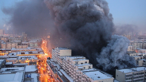 仓库起火火势熊熊 