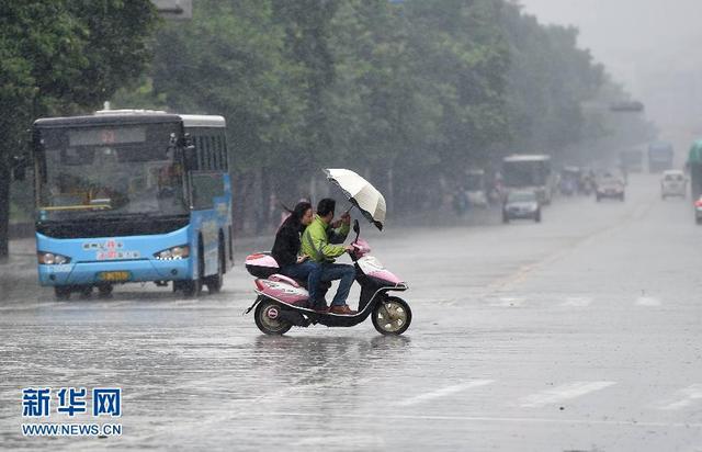 受2015年第22号台风"彩虹"影响,广西大部地区出现强风雨天气,多地发布