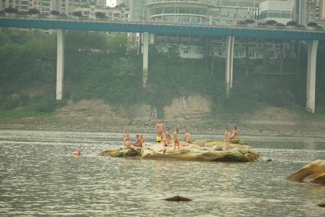 新人婚纱照遭裸泳老汉抢镜 摄影师将裸照发上网