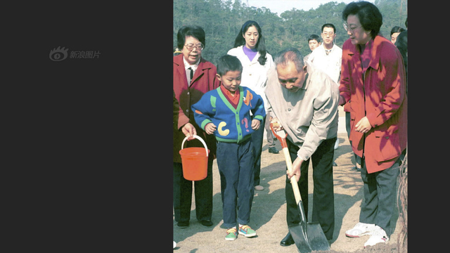 邓小平南巡25周年：车轮上的改革路