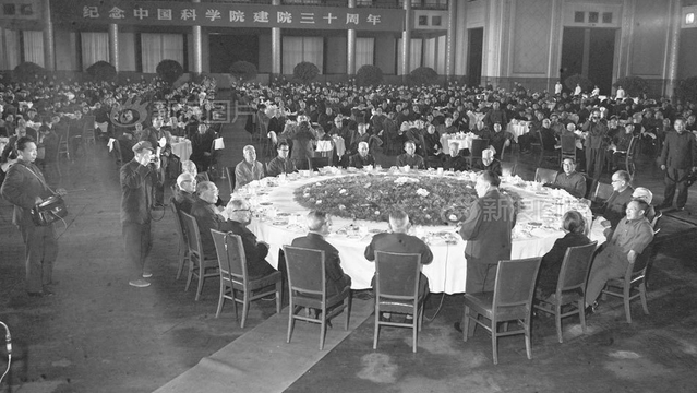 邓小平与中国的转折时代