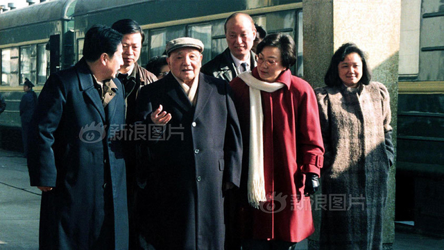 邓小平与中国的转折时代