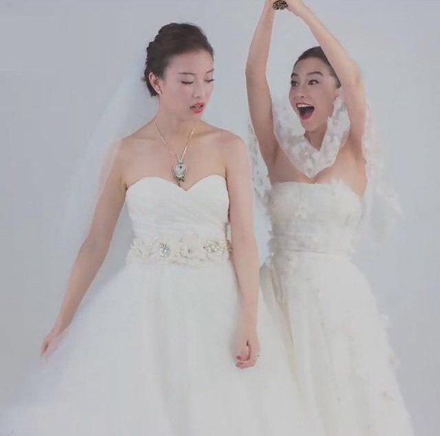 37           近日,一组杨颖和倪妮穿婚纱抢捧花的动图在网络热传