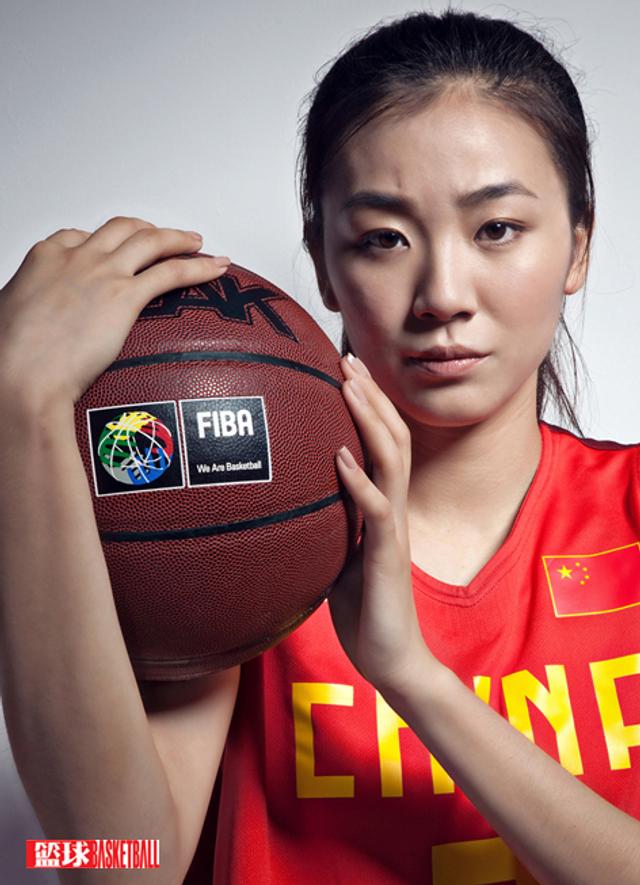 34         《篮球》杂志特邀中国女篮人气球员赵爽拍摄了写真.