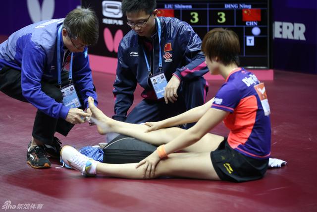苏州世乒赛女单决赛,丁宁和刘诗雯战至决胜局,丁宁不小心崴到脚,经过