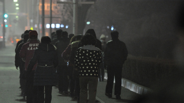 暴走团成员们的背影