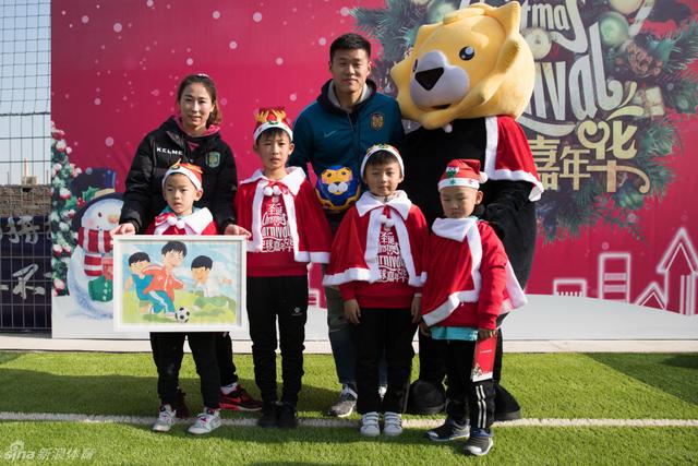 北京时间12月25日下午，由江苏苏宁足球俱乐部温馨打造的“以爱之名o暖心圣诞”足球嘉年华活动在徐庄训练基地举行，这也是江苏苏宁足球俱乐部连续第二年举办圣诞嘉年华活动。苏宁男足大将李昂开启了“解说”生涯的第一场比赛直播，苏宁女足队员杨丽戴上圣诞帽与孩子们一起互动。（小虎）