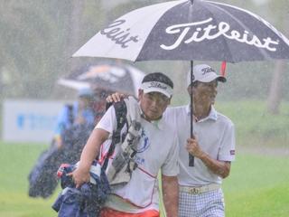 海南公开赛次日再遭雨袭中止 何泽宇暂列首位