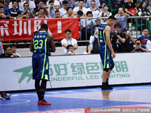 易建联脱鞋走下球场