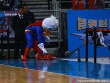 北京队吉祥物模仿阿联扔球鞋