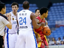 老将陈磊遭外援锁喉险冲突