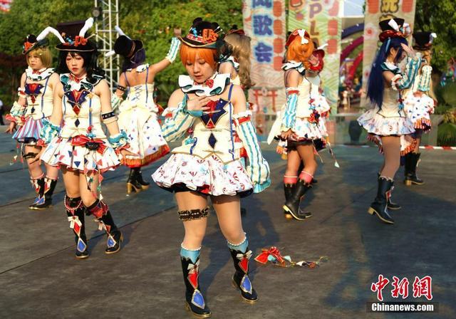4月22日,武汉cosplay社团表演的舞台剧吸引游客驻足观看.