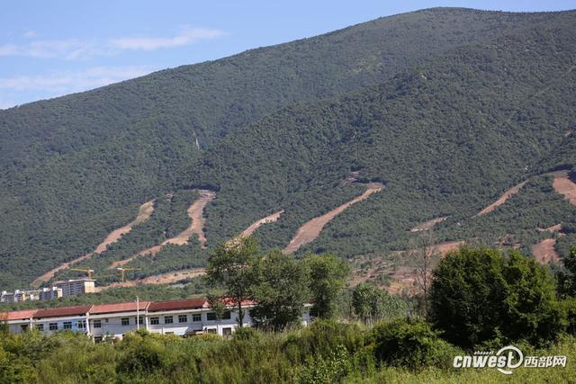 西部网讯(记者 魏永贤)7月6日,走姜眉公路,在陕西太白县见鳌山滑雪场