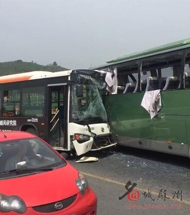 太湖大桥公交车大巴相撞