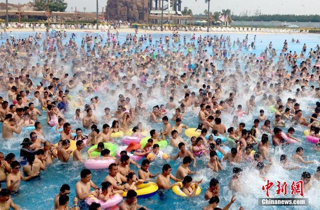 各地民众开启避暑模式