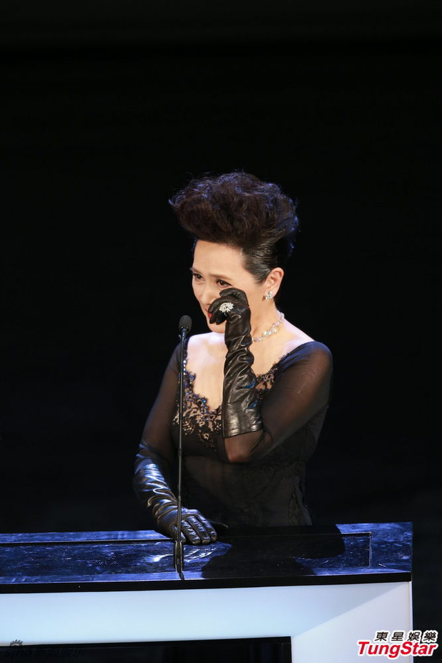 黄秋生上台颁奖 毒舌调侃影帝候选人