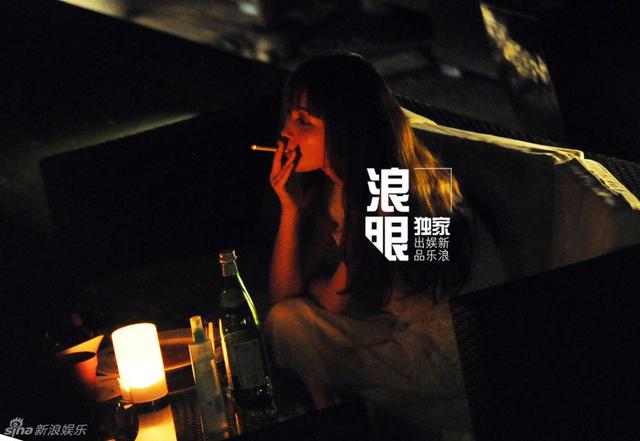 姚笛深夜泡吧烟酒不离手;林更新蒋梦婕同回房间疑相恋;李若彤自曝被下