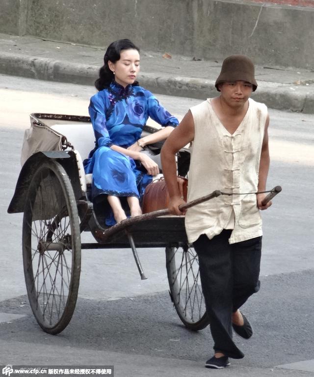 近日,《花开如梦》热拍,当天董洁着蓝色旗袍扮贵妇,一脸疲倦,获车夫拉