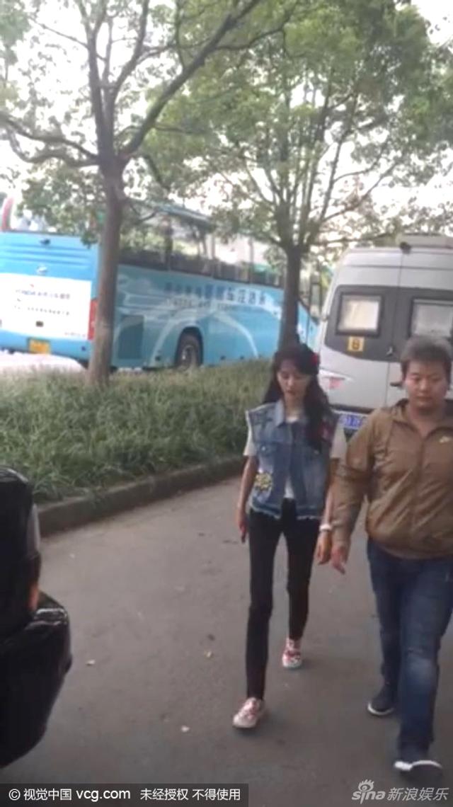 新浪娱乐讯 近日,郑爽现身某片场,当天身穿牛仔马甲,身材十分纤瘦,而